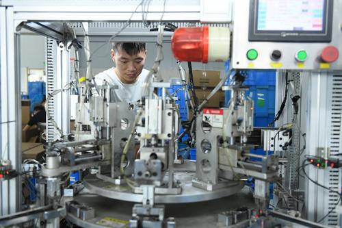 7月13日,工作人员在宁波兴伟刀具科技查看自动化刀座机生产